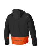 Alpinestars Mootant Waterproof Parka, chaqueta de moto urbana para hombre, vista trasera que muestra la capucha incorporada y el logotipo reflectante MO.ST.EQ. en combinación de colores negro y naranja