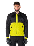 Parka impermeable Mootant, chaqueta modular de moto, Lime Punch y negro, vestida por un modelo masculino con guantes y pantalones negros, con la parte inferior en amarillo vibrante y el torso superior y las mangas en negro, diseño utilitario para conducción en cualquier clima
