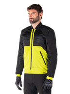 Alpinestars Mootant Waterproof Parka en Lime Punch Black, chaqueta modular de motociclismo con parte superior de malla negra y cuerpo inferior en verde lima vibrante, vestida por un piloto masculino con guantes y pantalones negros, estilo de conducción urbano contemporáneo.