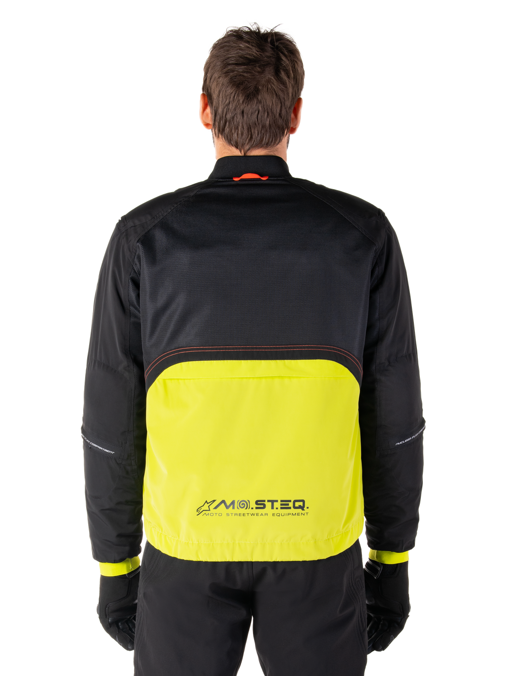 Parka impermeable Alpinestars Mootant, chaqueta de moto, color Lime Punch y negro, vista posterior con parte superior de malla negra para ventilación y sección inferior en color lima con el logo MO.ST.EQ., combinada con pantalones y guantes negros