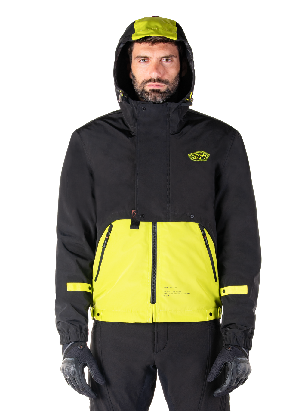 Parka impermeable Alpinestars Mootant, chaqueta de moto en color Lime Punch Black, vista frontal, diseño modular 3 en 1 con parte superior negra y sección inferior en verde lima brillante, con capucha con cordón y logotipo en el pecho, combinada con pantalones negros y guantes de moto