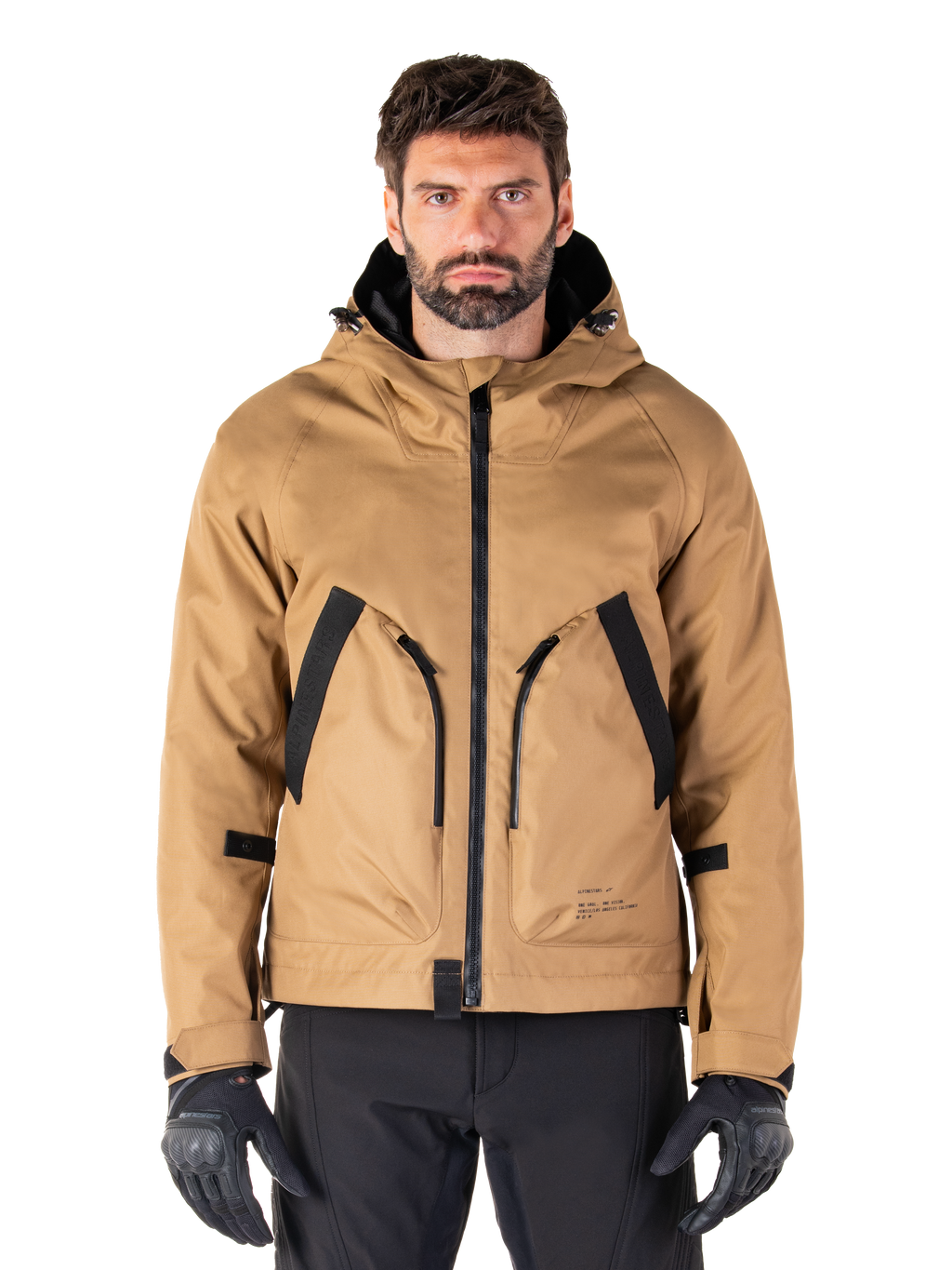Alpinestars Morush Waterproof Parka, chaqueta de moto con capucha en marrón y negro, equipamiento para conducción urbana, vista frontal con cremallera negra y grandes bolsillos en ángulo