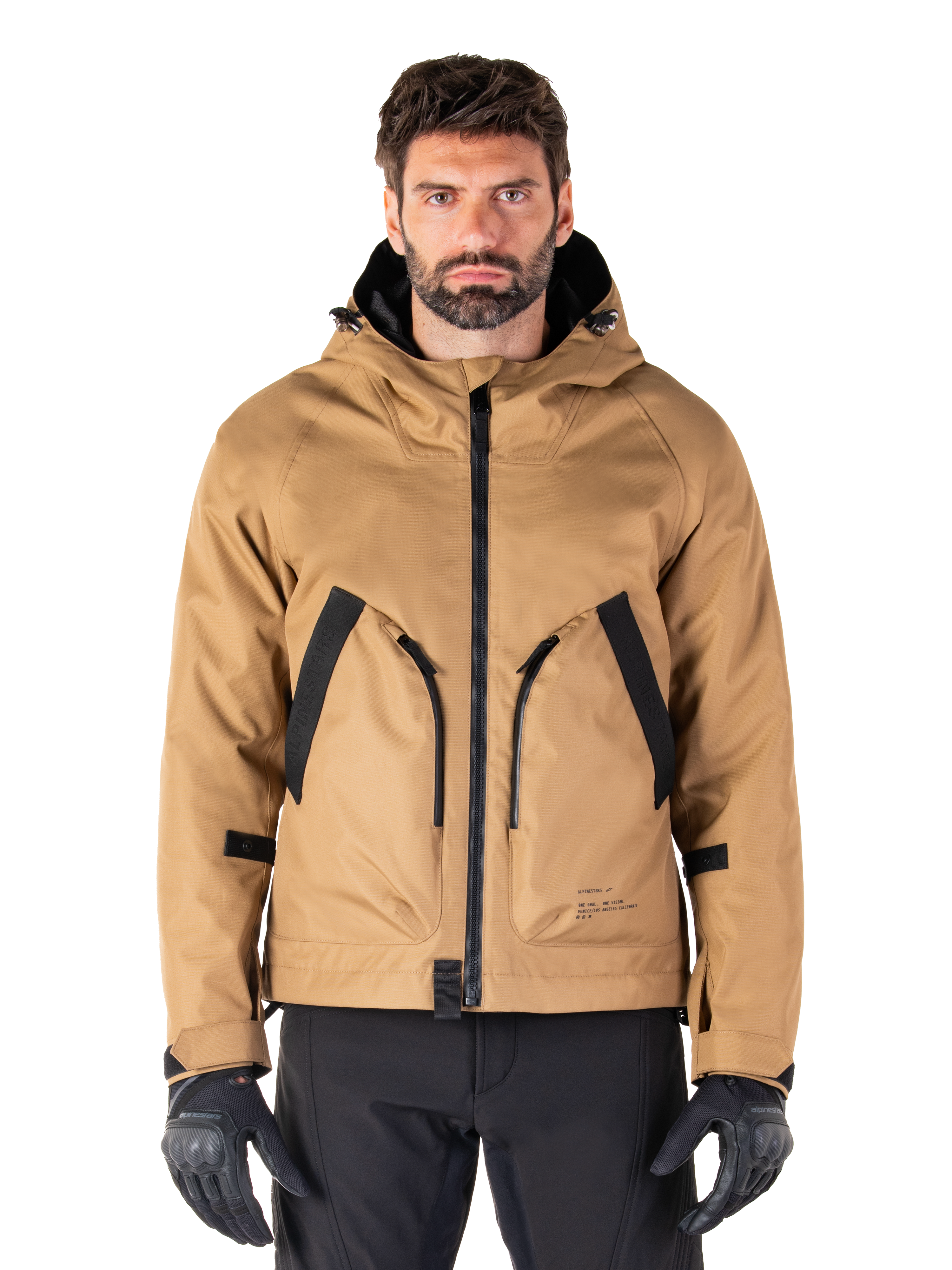 Alpinestars Morush Waterproof Parka, chaqueta de moto con capucha en marrón y negro, equipamiento para conducción urbana, vista frontal con cremallera negra y grandes bolsillos en ángulo