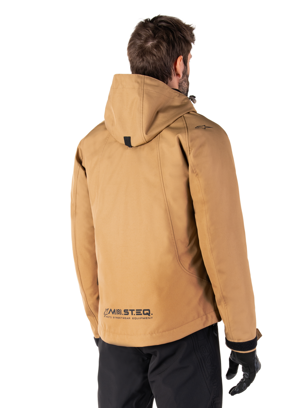 Parka impermeable Alpinestars Morush, chaqueta de moto, color marrón Utility, vista trasera que muestra la capucha y el logotipo reflectante MO.ST.EQ., diseño inspirado en el estilo urbano con utilidad moderna para motociclistas