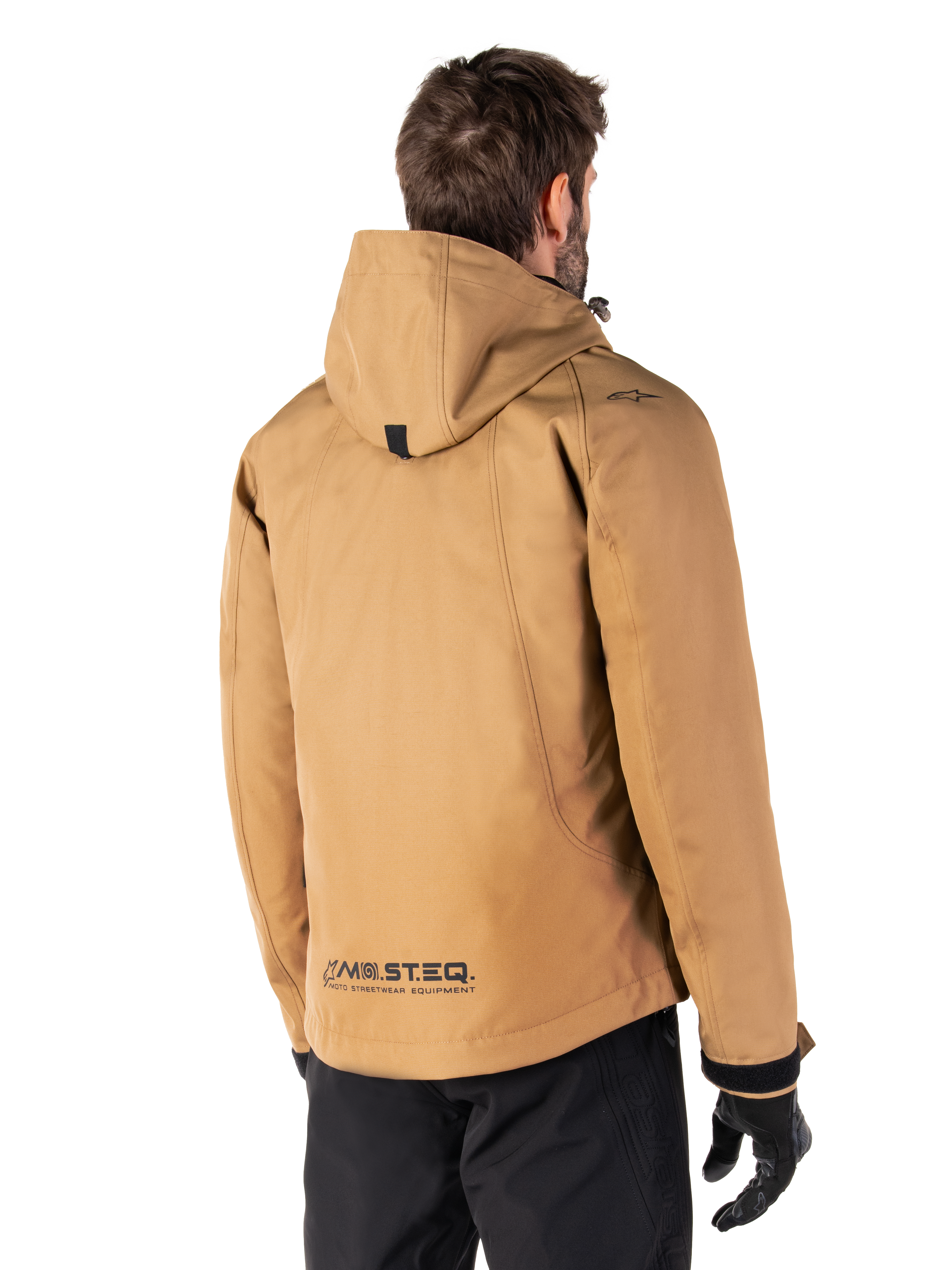 Parka impermeable Alpinestars Morush, chaqueta de moto, color marrón Utility, vista trasera que muestra la capucha y el logotipo reflectante MO.ST.EQ., diseño inspirado en el estilo urbano con utilidad moderna para motociclistas
