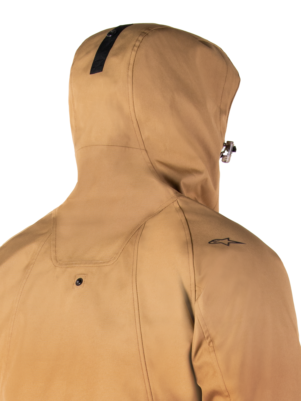 Alpinestars Morush Waterproof Parka, color Utility Brown, primer plano de la parte posterior y la capucha, con un pequeño logotipo de estrella negra en el hombro y botón a presión para fijar la capucha, chaqueta de moto urbana impermeable