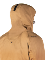 Alpinestars Morush Waterproof Parka, color Utility Brown, primer plano de la parte posterior y la capucha, con un pequeño logotipo de estrella negra en el hombro y botón a presión para fijar la capucha, chaqueta de moto urbana impermeable