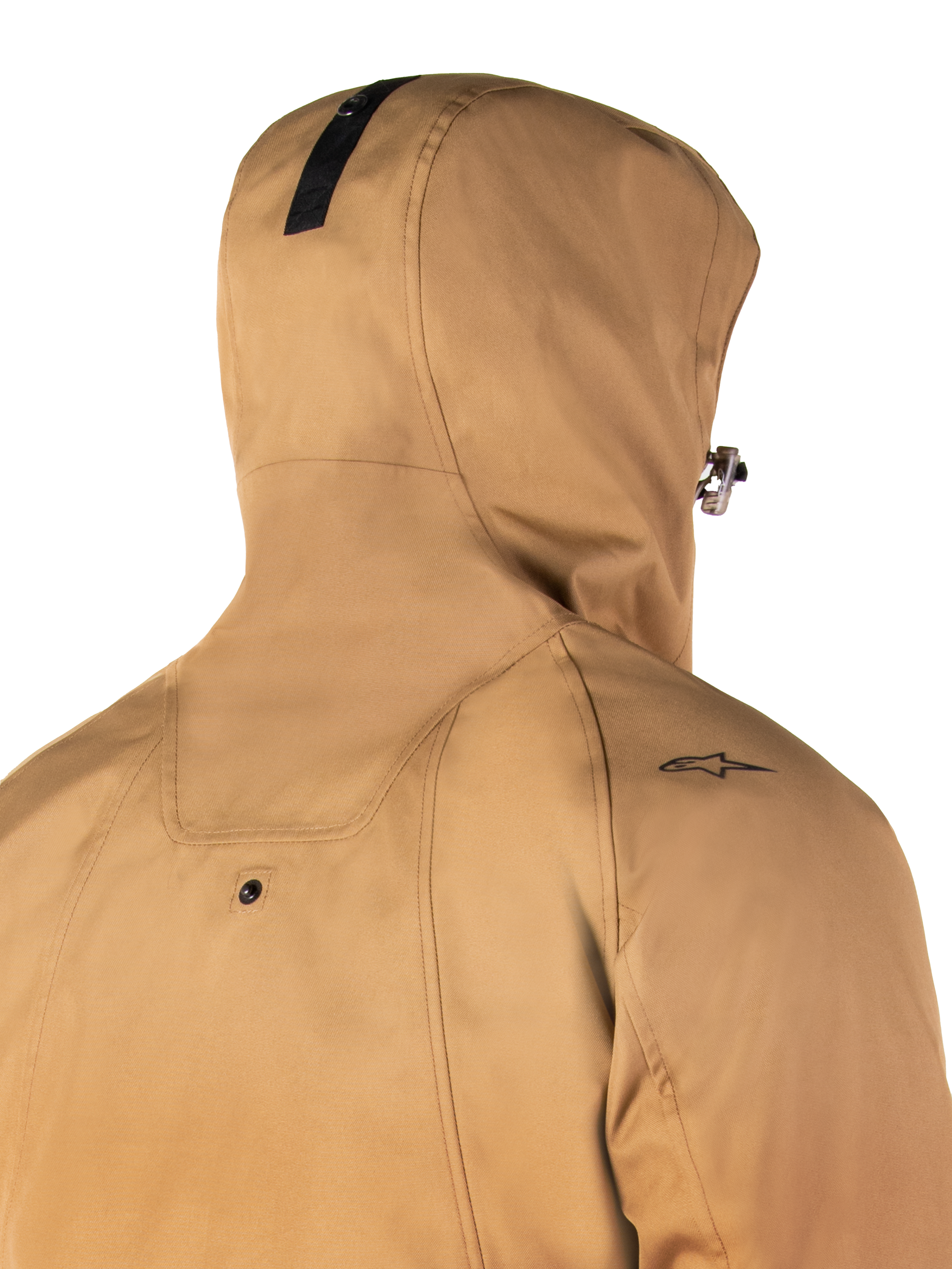 Alpinestars Morush Waterproof Parka, color Utility Brown, primer plano de la parte posterior y la capucha, con un pequeño logotipo de estrella negra en el hombro y botón a presión para fijar la capucha, chaqueta de moto urbana impermeable
