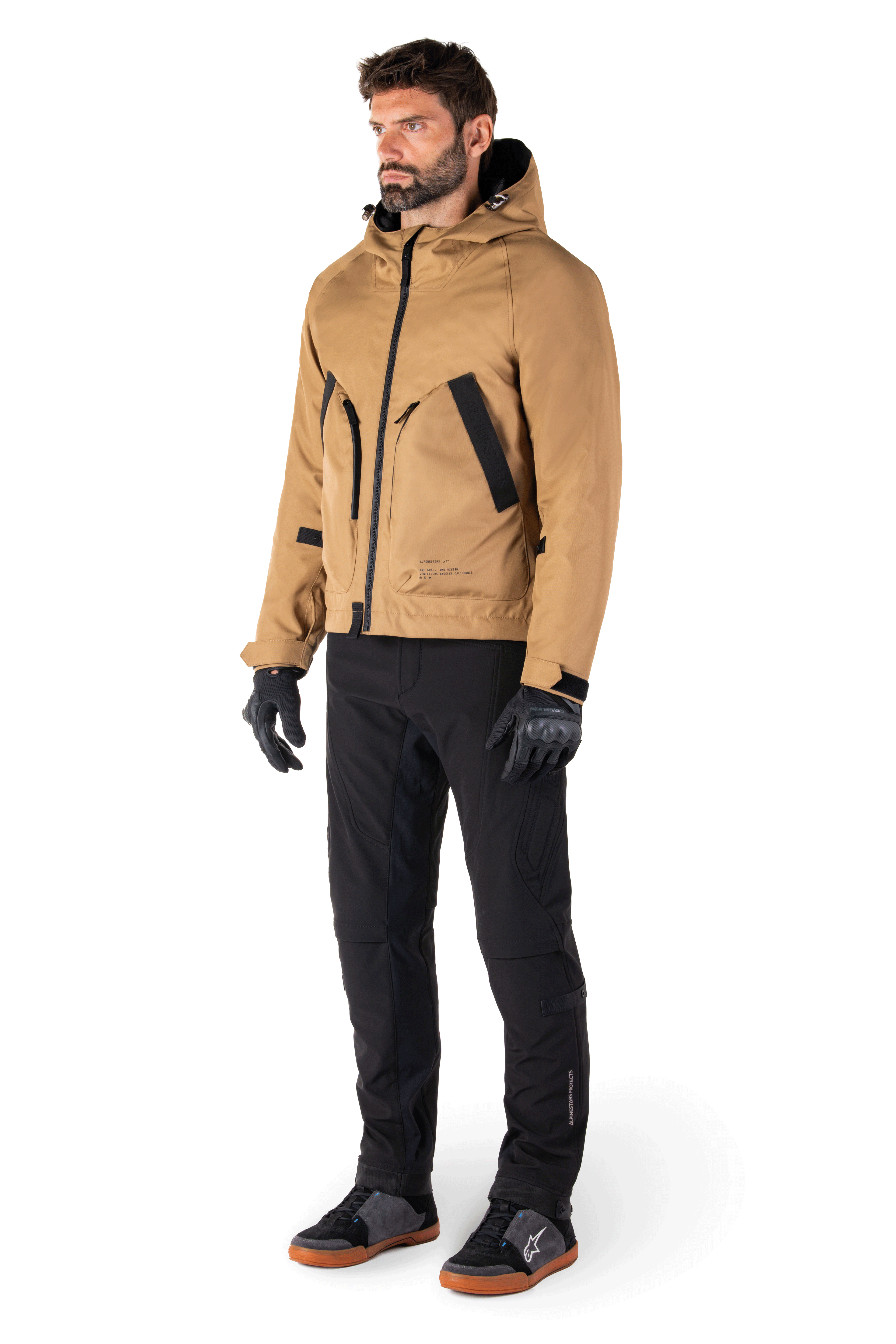 Alpinestars Morush Waterproof Parka en marrón (Utility Brown), chaqueta de moto inspirada en el estilo urbano minimalista de la colección MO.ST.EQ., con capucha a prueba de tormentas, bolsillos frontales de doble acceso y silueta ergonómica.