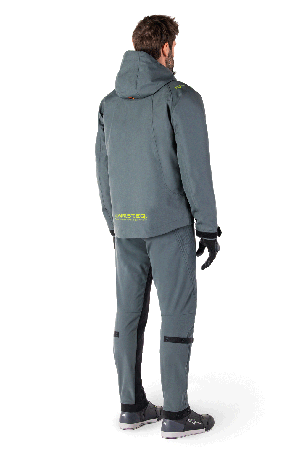 Parka impermeable Alpinestars Morush en color gris, chaqueta de moto de corte largo con diseño inspirado en el estilo urbano, con capucha a prueba de tormentas, grandes bolsillos frontales utilitarios 3D y marca reflectante MO.ST.EQ. en la espalda.