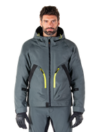 Alpinestars Morush Waterproof Parka, chaqueta de moto en gris urbano, cremalleras amarillas vibrantes y detalles en negro, diseño con capucha y grandes bolsillos frontales, estilo técnico inspirado en el streetwear