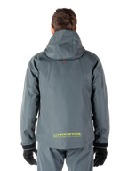 Parka impermeable Alpinestars Morush, chaqueta de moto, Gris Urbano, vista trasera que muestra el diseño con capucha y el logotipo MO.ST.EQ. amarillo en la parte inferior de la espalda, equipamiento de moto moderno inspirado en el estilo urbano