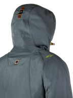 Parka impermeable Alpinestars Morush, Gris Urbano, vista trasera detallada de la capucha con sistema de anclaje de botones a presión y detalles en naranja, logotipo verde lima en el hombro, ropa urbana de moto impermeable