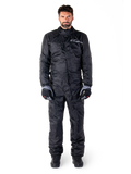 Alpinestars Hurricane Rain V2 Suit, traje impermeable de cuerpo completo para moto en negro, equipo de protección impermeable con cuello alto y cierre frontal contra tormentas, con logotipo blanco en el pecho, usado con guantes y botas en negro y gris