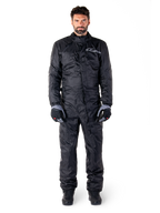 Alpinestars Hurricane Rain V2 Suit, traje impermeable de cuerpo completo para moto en negro, equipo de protección impermeable con cuello alto y cierre frontal contra tormentas, con logotipo blanco en el pecho, usado con guantes y botas en negro y gris