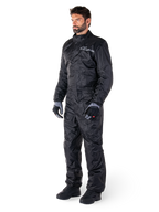 Mono Alpinestars Hurricane Rain V2, negro, traje de lluvia para moto de una sola pieza e impermeable, usado con guantes y botas, con el logotipo reflectante de Alpinestars en el pecho, diseño ligero para protección en climas húmedos
