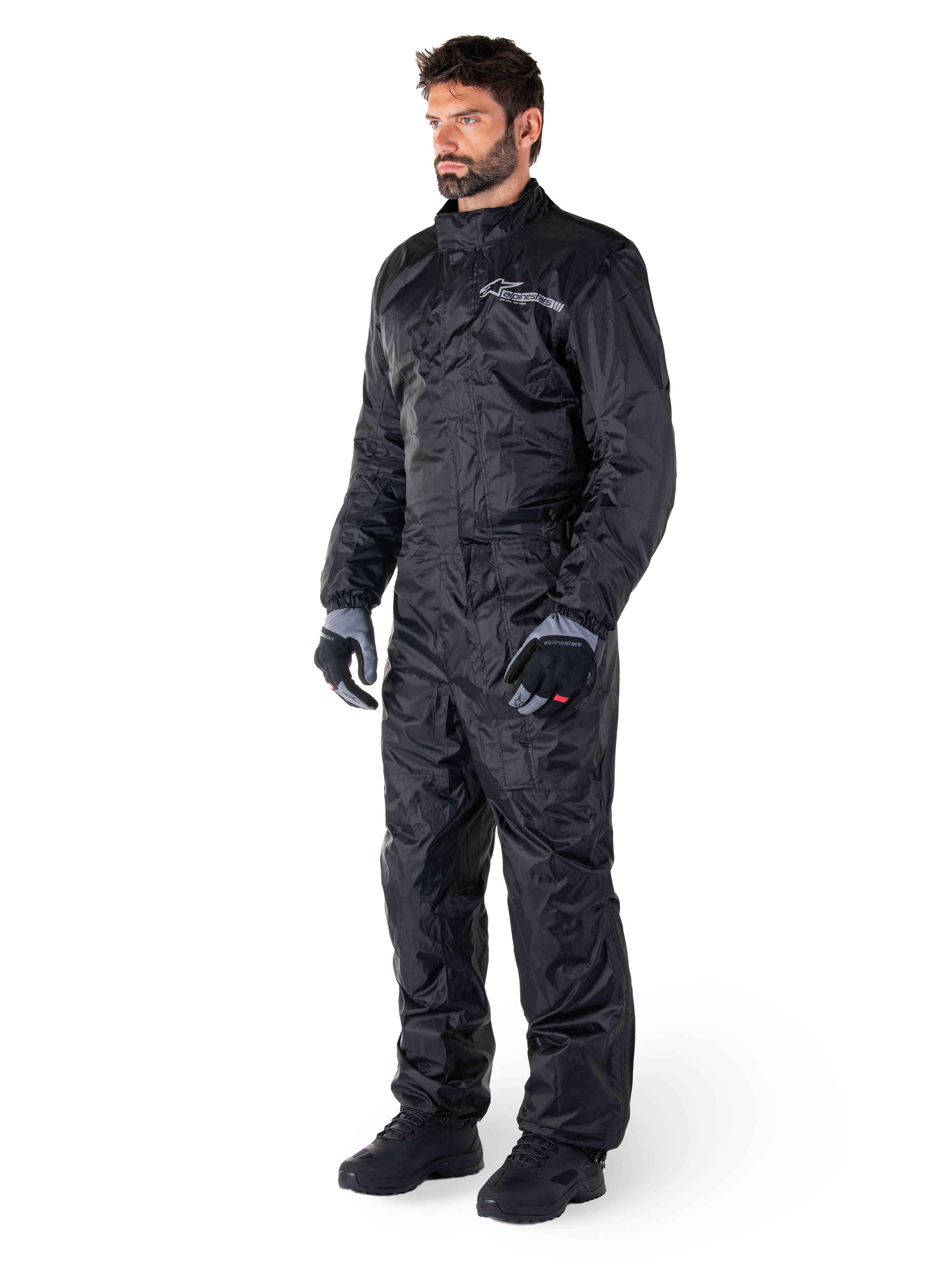 Mono Alpinestars Hurricane Rain V2, negro, traje de lluvia para moto de una sola pieza e impermeable, usado con guantes y botas, con el logotipo reflectante de Alpinestars en el pecho, diseño ligero para protección en climas húmedos