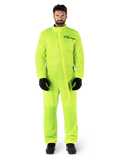 Alpinestars Hurricane Rain V2 Suit, traje impermeable para moto, amarillo flúor, modelo masculino con protección de cuerpo completo, guantes y botas negros, cuello alto con solapa frontal contra tormentas, logotipo reflectante en el pecho, equipo impermeable de alta visibilidad