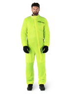 Alpinestars Hurricane Rain V2 Suit, traje impermeable para moto, amarillo flúor, modelo masculino con protección de cuerpo completo, guantes y botas negros, cuello alto con solapa frontal contra tormentas, logotipo reflectante en el pecho, equipo impermeable de alta visibilidad