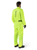 Mono Alpinestars Hurricane Rain V2, Amarillo Flúor, vista trasera de un piloto con un mono impermeable de una pieza para moto, con logotipo negro de Alpinestars en la espalda, cinturón negro y tiras reflectantes en la parte inferior de las piernas, usado con guantes y botas negros