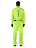 Mono Alpinestars Hurricane Rain V2, traje de lluvia de una pieza para moto, amarillo flúor, vista posterior con marca Alpinestars vertical en negro, cintura y puños elásticos, usado con guantes y botas negras, equipamiento impermeable y resistente al viento