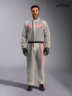 Alpinestars Traje De Lluvia De Karting, traje impermeable transparente de karting para hombre en color claro, vista frontal en modelo mostrando la cremallera asimétrica y la cintura elástica
