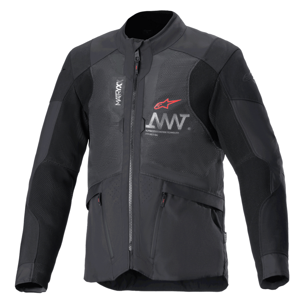 Alpinestars AMT-7 Air Jacket, chaqueta de moto, negro y Dark Shadow, paneles de ventilación de malla MATRYX en el pecho, logo de estrella roja con marca AMT plateada, bolsillos cargo delanteros con cremallera, diseño textil adventure y road touring