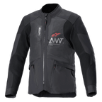 Alpinestars AMT-7 Air Jacket, chaqueta de moto, negro y Dark Shadow, paneles de ventilación de malla MATRYX en el pecho, logo de estrella roja con marca AMT plateada, bolsillos cargo delanteros con cremallera, diseño textil adventure y road touring