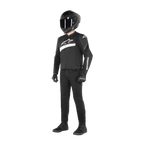 Piloto con la chaqueta Alpinestars T-GP Plus R V4 Airflow en negro y blanco, chaqueta textil de moto con paneles de malla y logotipos de Alpinestars en blanco, combinada con casco negro, guantes de moto negros, pantalones negros y calzado negro