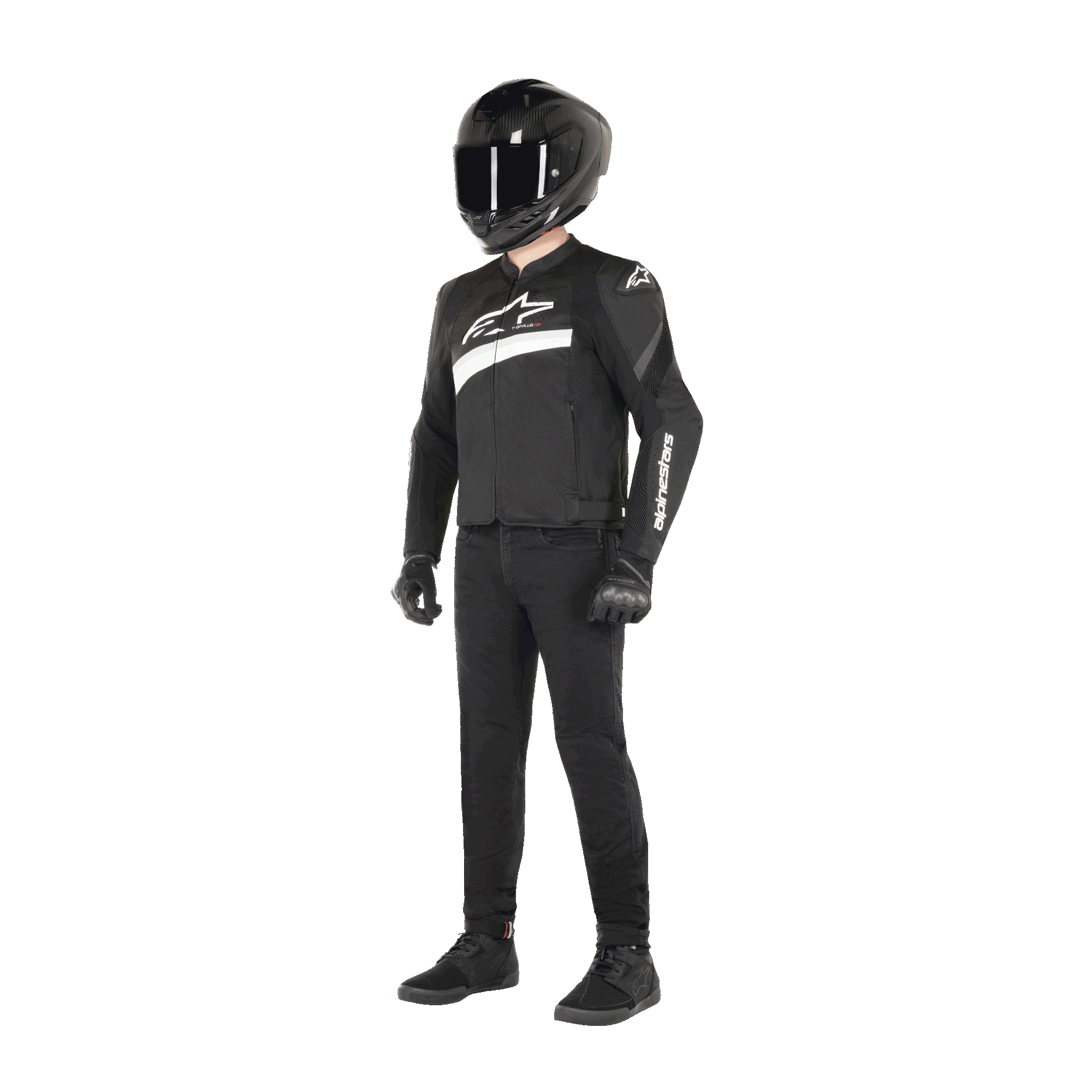 Piloto con la chaqueta Alpinestars T-GP Plus R V4 Airflow en negro y blanco, chaqueta textil de moto con paneles de malla y logotipos de Alpinestars en blanco, combinada con casco negro, guantes de moto negros, pantalones negros y calzado negro