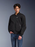 Chaqueta Alpinestars Flight Air, chaqueta de moto urbana negra, usada por un hombre con vaqueros azules, con una estética tipo bomber con paneles de malla, cremallera frontal y logotipo blanco en el pecho, diseñada para la conducción urbana en climas cálidos