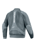 Chaqueta Alpinestars Flight Air, chaqueta urbana de moto, Storm Gray, vista trasera con un gran logotipo vertical de Alpinestars en blanco, amplios paneles de malla 3D para la circulación del aire y cintura y puños acanalados de estilo bomber