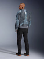 Chaqueta Alpinestars Flight Air, chaqueta de moto Storm Gray, vista posterior, con paneles de ventilación de malla 3D y marca Alpinestars vertical en blanco, combinada con pantalones negros y zapatillas negras, estilo urbano para desplazamientos diarios