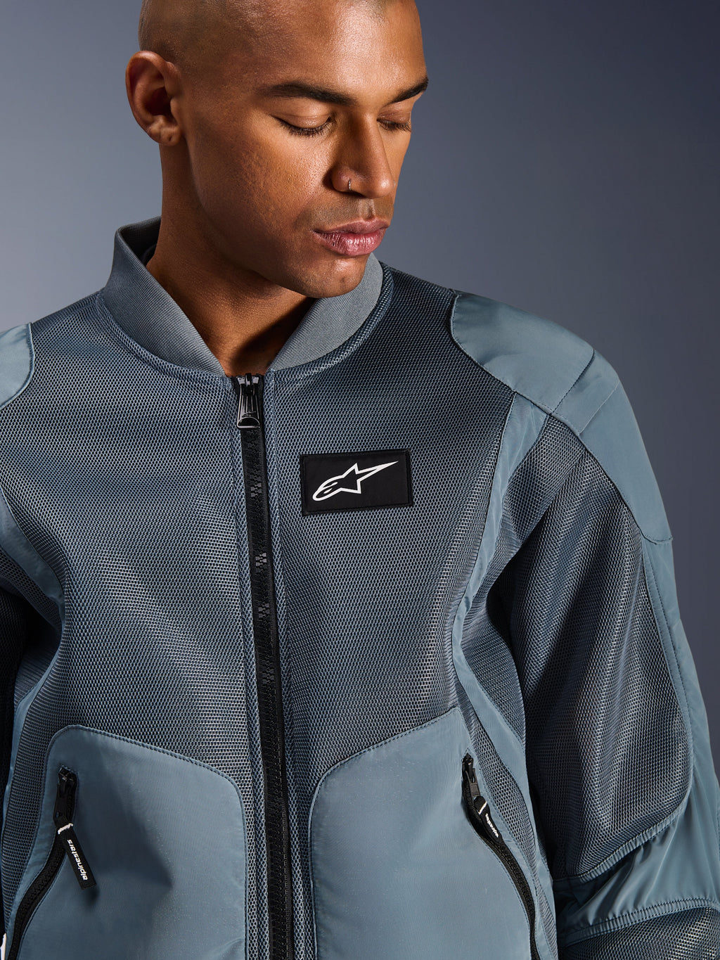 Chaqueta Alpinestars Flight Air, Storm Gray, chaqueta urbana para motocicleta, con paneles de malla 3D y cuello acanalado estilo bomber, parche negro con el logo de Alpinestars en el pecho, tejido técnico transpirable para climas cálidos