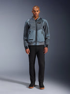Chaqueta Alpinestars Flight Air en color Storm Gray, chaqueta de moto urbana de estilo bomber con paneles de malla 3D y bolsillos frontales sólidos, vestida por un hombre con pantalones negros y zapatillas altas negras, equipamiento de conducción moderno de estilo urbano