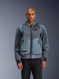 Chaqueta Alpinestars Flight Air, chaqueta de moto urbana estilo bomber, color Storm Gray, con paneles de ventilación de malla 3D y parche con el logotipo de Astars en blanco, vestida por un modelo masculino con pantalones negros, equipamiento de moto urbano contemporáneo