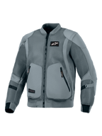 Chaqueta Alpinestars Flight Air, color Storm Gray, chaqueta de moto urbana de estilo bomber con paneles de ventilación de malla 3D extendidos, cuello y puños elásticos acanalados, logo Astars negro en el pecho y bolsillos externos para protectores, diseñada para conducción urbana en climas cálidos.