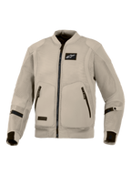 Alpinestars Flight Air Jacket, chaqueta de moto en color gris aluminio, equipamiento de conducción urbana estilo bomber con paneles de malla 3D extendidos para un flujo de aire máximo, logotipo negro de Alpinestars en el pecho y dos bolsillos frontales con cremallera.