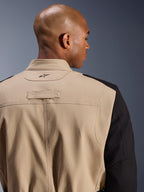 Alpinestars Dice Jacket, chaqueta urbana para motocicleta, canela y negro, detalle de primer plano del cuello posterior y el hombro, con logotipo bordado, construcción robusta de sarga de policotón, estilo workwear listo para la calle