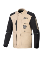 Chaqueta Alpinestars Dice, chaqueta de moto urbana, color canela y negro, diseño inspirado en ropa de trabajo con cuatro bolsillos frontales utilitarios y parches con logo, construcción textil resistente para rendimiento en calle