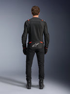 Chaqueta Alpinestars T-SPS Air V2 para hombre, negra y roja flúor, vista trasera con paneles de malla textil.