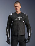 Chaqueta Alpinestars T-SPS Air V2, chaqueta de moto textil para hombre, negra con detalles en blanco, gran logo blanco en el pecho, diseño de malla perforada para ventilación, usada con pantalones y guantes negros