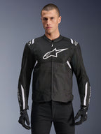 Chaqueta Alpinestars T-SPS Air V2, chaqueta de moto textil para hombre, negra con detalles en blanco, gran logo blanco en el pecho, diseño de malla perforada para ventilación, usada con pantalones y guantes negros