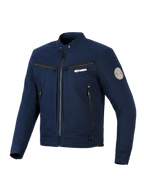 Chaqueta Alpinestars Bruiser, chaqueta de moto textil urbana, azul oscuro, diseño inspirado en la ropa de trabajo con cremallera frontal y bolsillos en el pecho, cuello con botones a presión y parche de espiral Oscar en la manga, estética de streetwear contemporánea