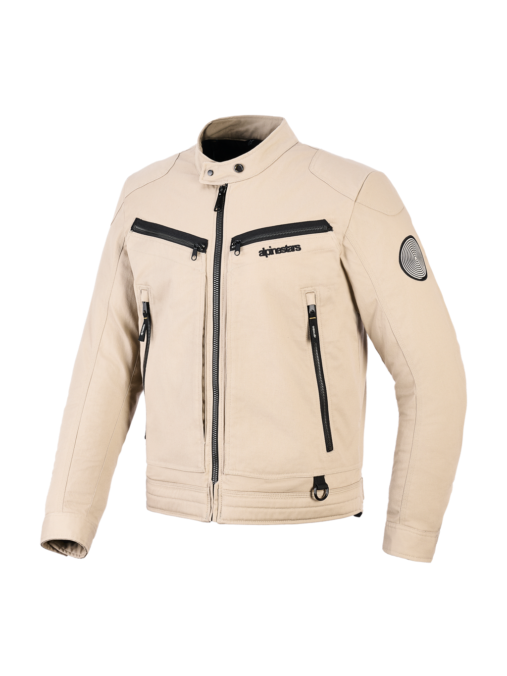 Chaqueta Alpinestars Bruiser, chaqueta urbana para motociclista, color tostado, construcción textil con detalles de cremalleras negras, cuello con botones a presión, múltiples bolsillos funcionales, parche circular con logo en la manga, diseño contemporáneo inspirado en la ropa de trabajo