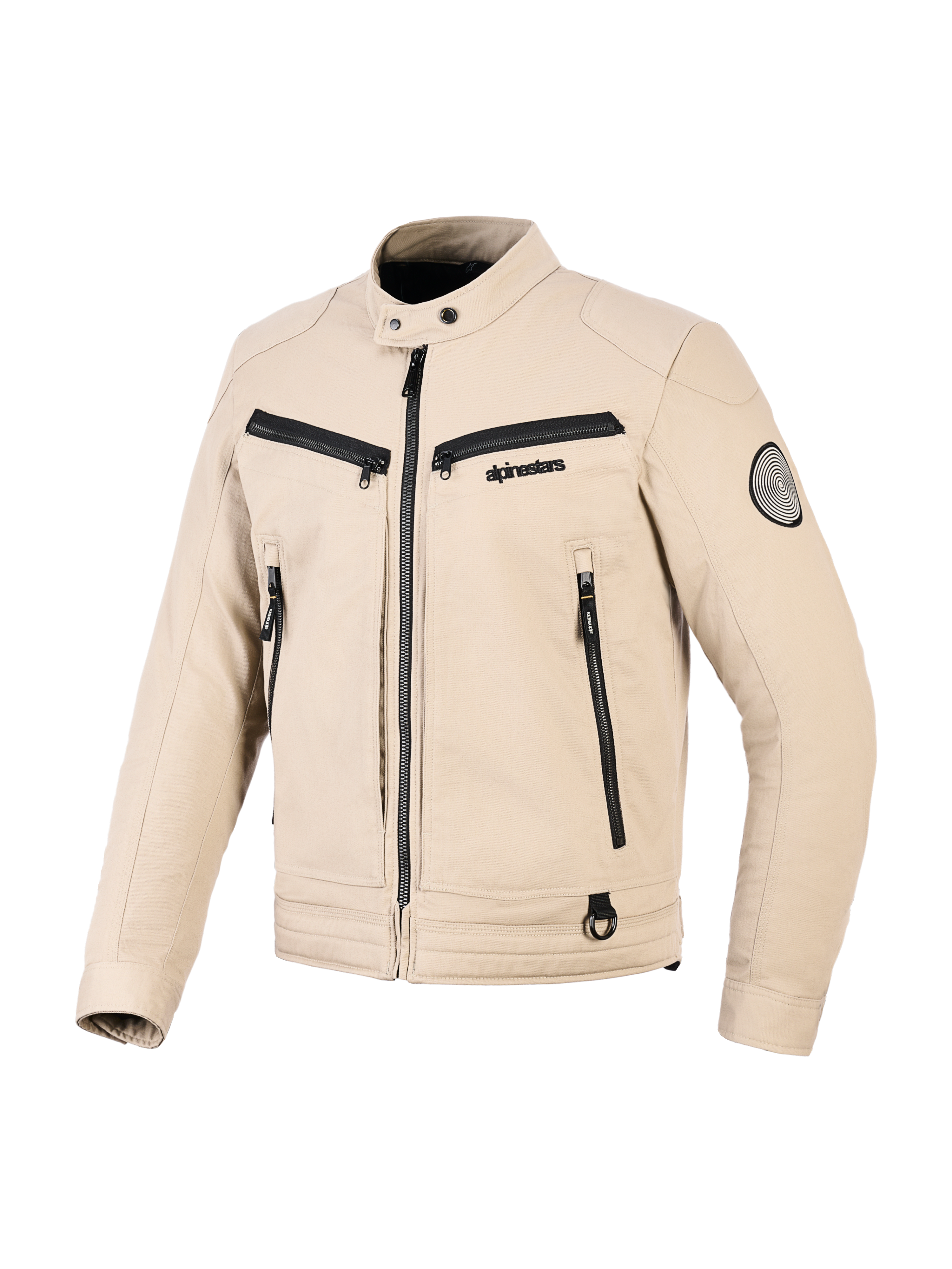 Chaqueta Alpinestars Bruiser, chaqueta urbana para motociclista, color tostado, construcción textil con detalles de cremalleras negras, cuello con botones a presión, múltiples bolsillos funcionales, parche circular con logo en la manga, diseño contemporáneo inspirado en la ropa de trabajo