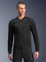 Chaqueta Alpinestars Troop-Air Pro, chaqueta técnica de malla blindada premium en color negro, usada por un modelo, con construcción avanzada de malla 2D para ventilación, ajuste atlético con protecciones integradas y diseño urbano contemporáneo para motociclismo.