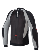 Chaqueta Alpinestars Troop-Air, chaqueta de aire para moto, negro, gris ceniza y rojo brillante, vista posterior que muestra la construcción de malla técnica, marca Alpinestars vertical en el cuello y logotipos de estrella rojos en la parte inferior de la espalda y los codos.