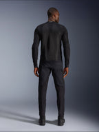 Chaqueta Alpinestars Troop-Air en Negro Negro, vista trasera que muestra el panel de malla técnica en la espalda y su construcción ventilada, combinada con pantalones de motociclista y botas negras a juego