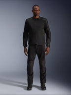 Modelo masculino con la chaqueta Alpinestars C-1 Air en negro, combinada con pantalones y botas negras a juego, equipamiento urbano para motocicleta diseñado para desplazamientos diarios, con una estética limpia, paneles de malla y logotipos sutiles.